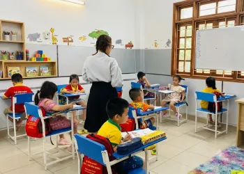 Một buổi lên lớp của cô và trò tại APE.