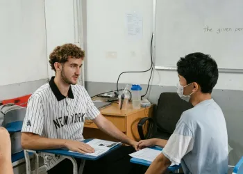 CUỘC HỘI THOẠI GIỮA HS VÀ GV TRONG MỘT BUỔI HỌC TẠI APE